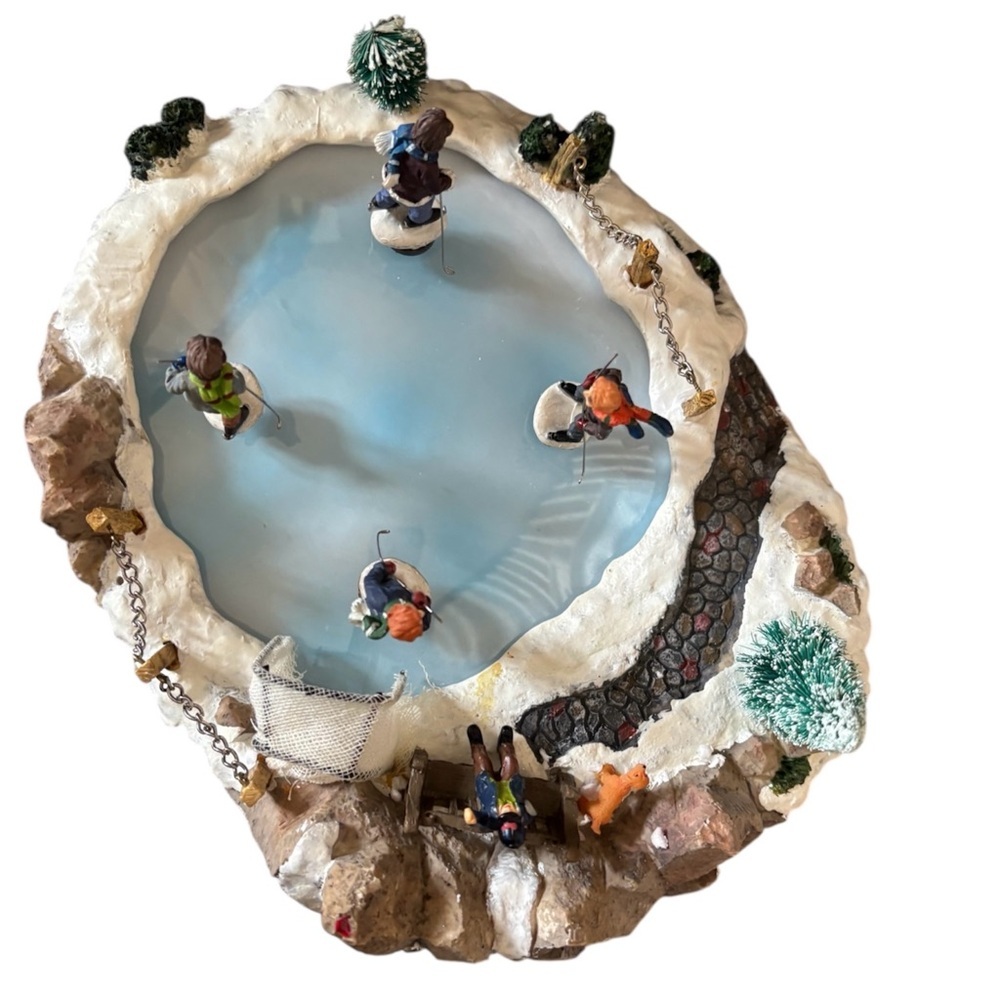 hockey music pond in original box
figurines (4) with music. - Picture 7 of 8